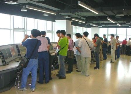 学员参观者参观洋山港中控室