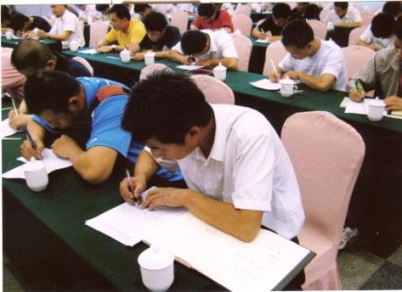 学员在认真做测验卷