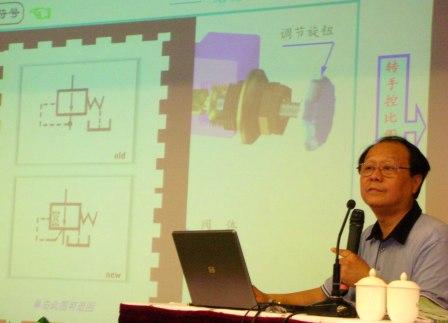 教师在认真讲课