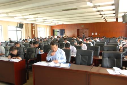 学员在认真参加考试