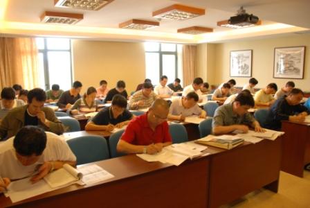 学员在认真参加考试