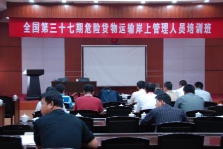 培训班学员认真听讲