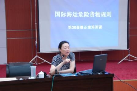 大连海事大学雷教授在上课