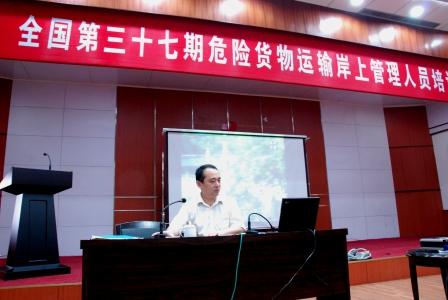 青岛港陈青工程师在上课