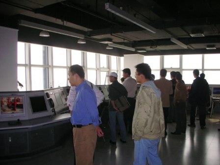 参观洋山港中控室