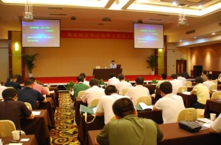 中港协王副秘书长在讲课