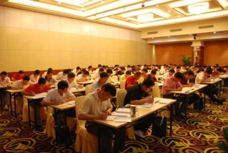 学员在认真参加考试